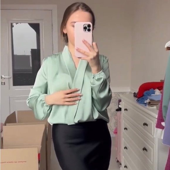 NEW!!! Silk Satin Boutique Blouse - Picture 3 of 3